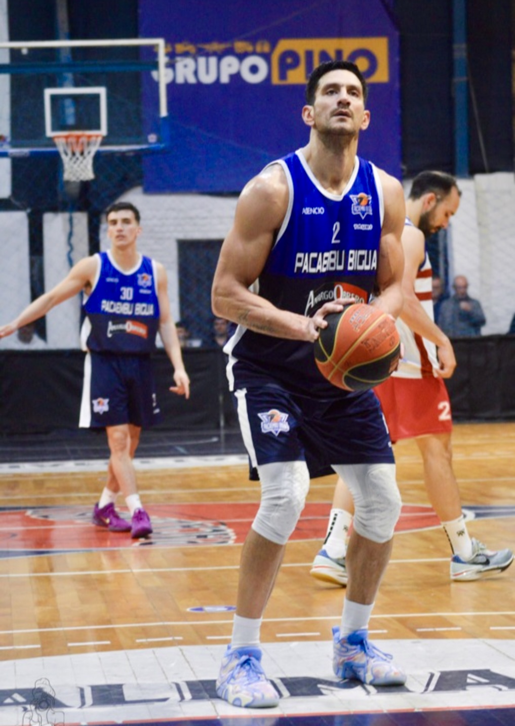 Pacaembú Biguá volvió al triunfo con una sólida actuación ante Independiente. Martín Aguilera, figura destacada de la noche, lideró un equipo que recuperó su mejor versión.