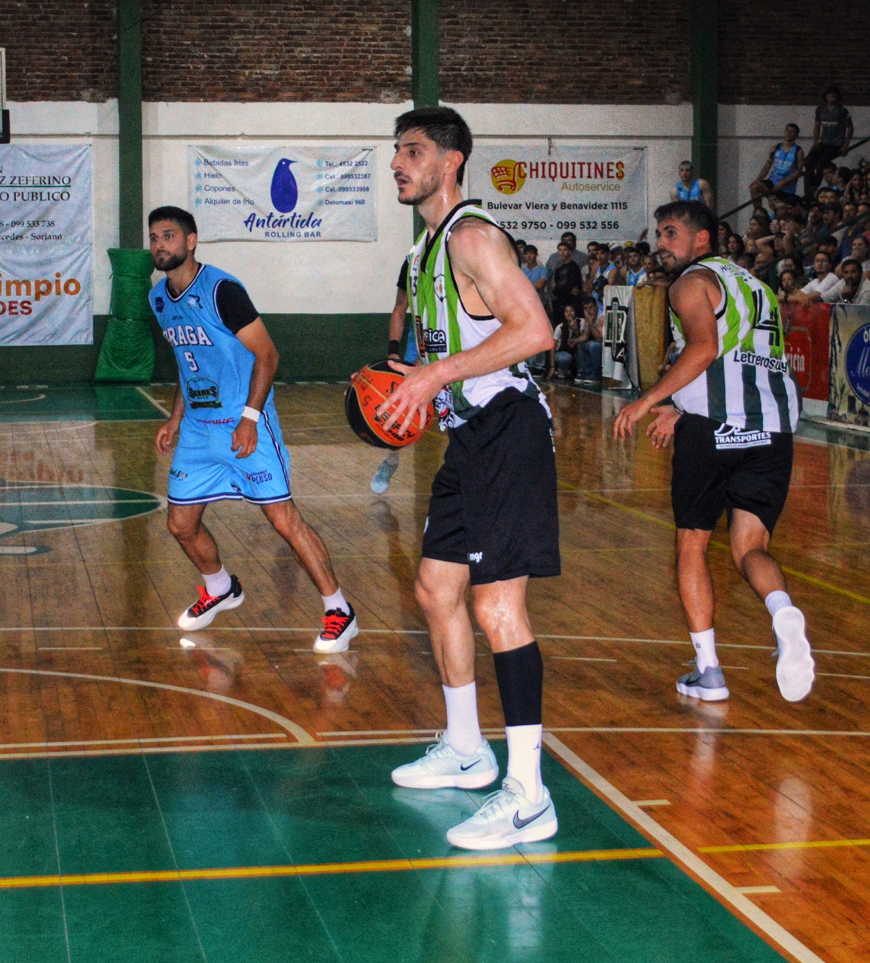 Racing impuso su ritmo y, con una actuación sólida en ambos costados, venció a Praga 90-75, quitándole el invicto y confirmando su gran momento en el torneo.