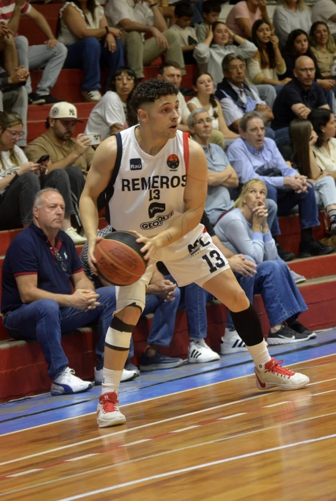 “Facundo Ferreira, imparable: 39 puntos para liderar el triunfo de Remeros ante Pacaembú.”