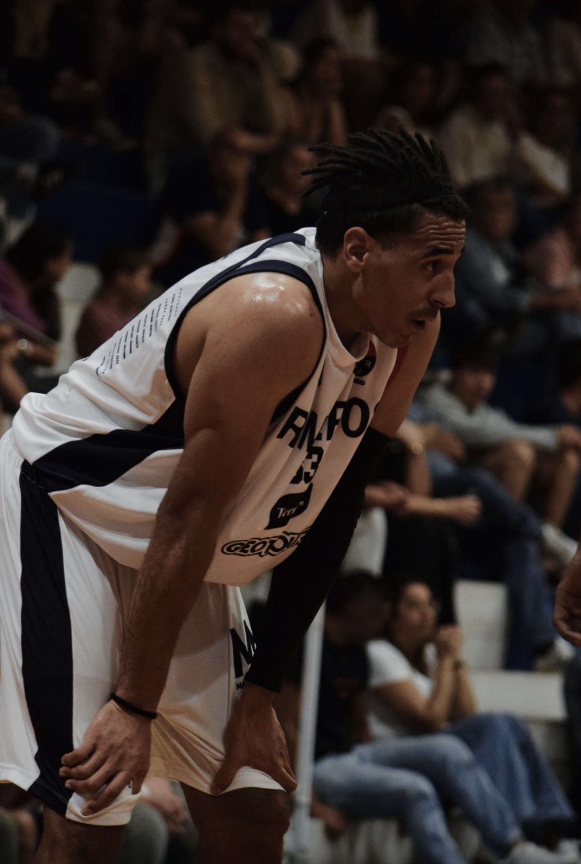 Remeros aprovechó las ausencias en Racing y se llevó una clara victoria en Mercedes. Con un juego sólido y efectivo, el equipo “Costero” controló el partido de principio a fin. 