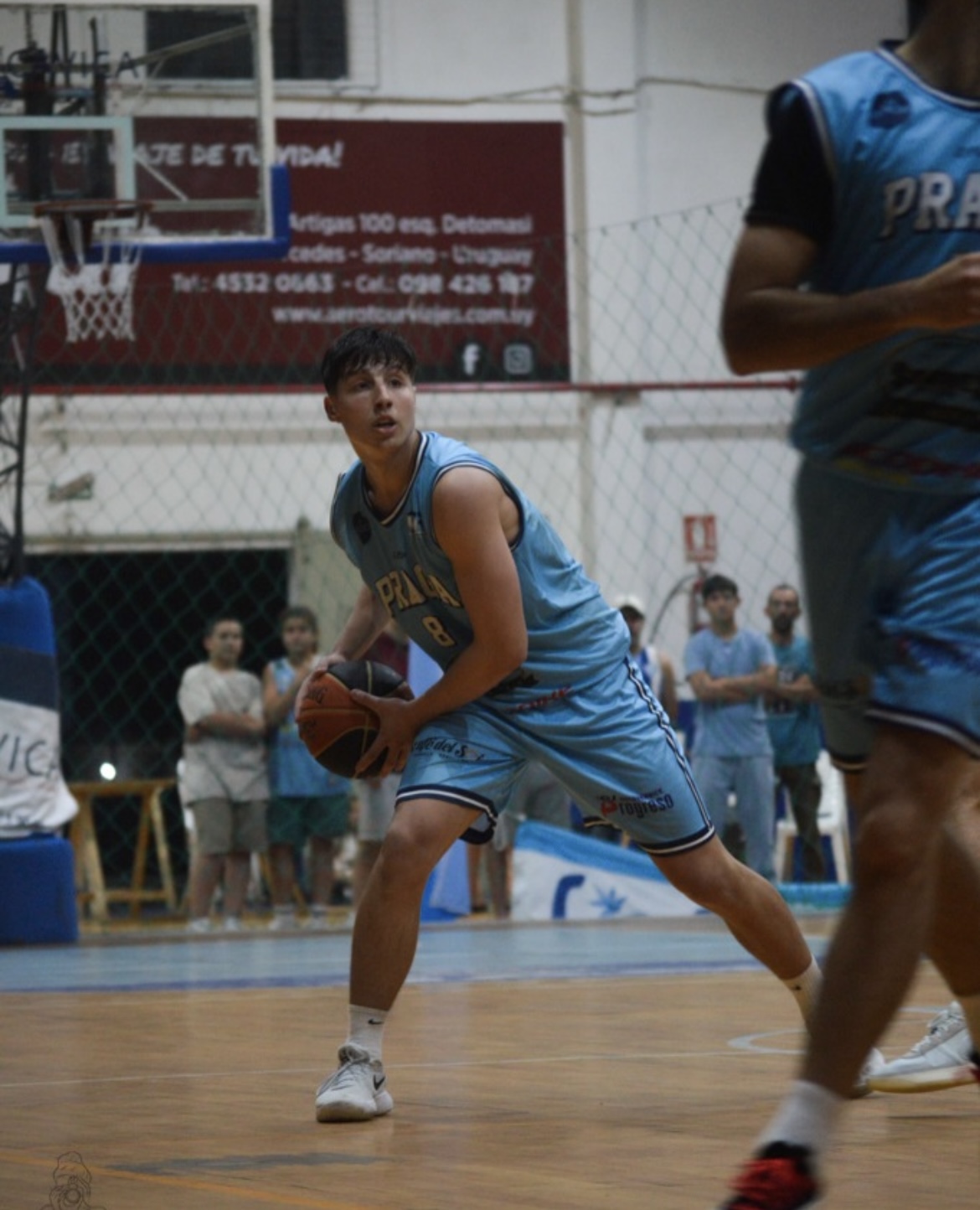 Praga celebró en el “Della Santa” tras un cierre memorable ante Racing. Dos triples decisivos de Mateo Cancela inclinaron el duelo y aseguraron la clasificación celeste a la segunda fase del torneo.